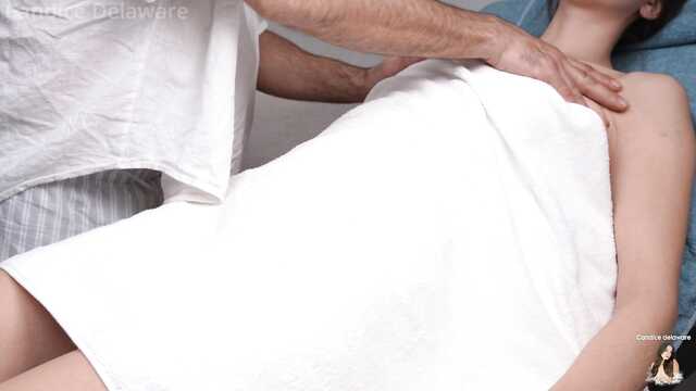 Целка спускает во время особых массажных ласк