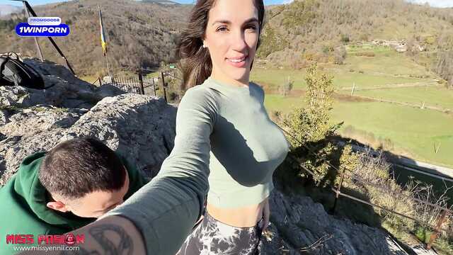 Лосины порвались и мне пришлось ебаться на природе