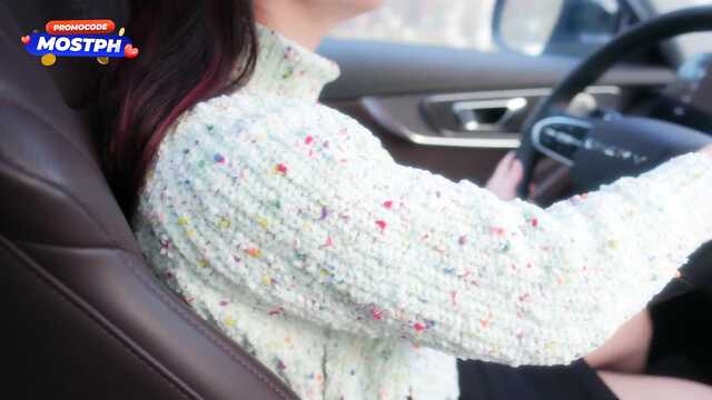 Подвезла друга и отдалась в попку прямо в машине