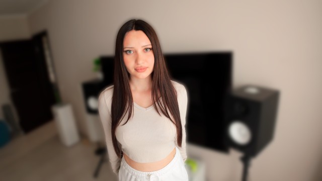 Красивая девушка с большой задницей любит секс