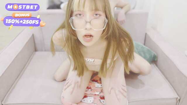 Трахаю очкастую и заливаю дырочки густой спермой