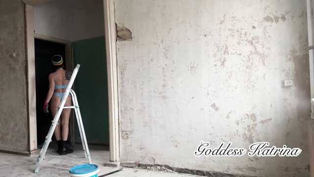 Брюнетка возбуждается во время ремонта и дрочит