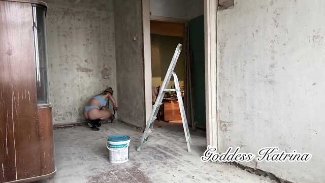 Брюнетка возбуждается во время ремонта и дрочит