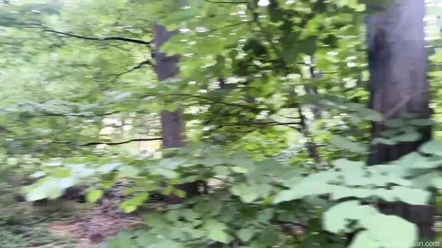 Незнакомка отсасывает в парке наглому парню