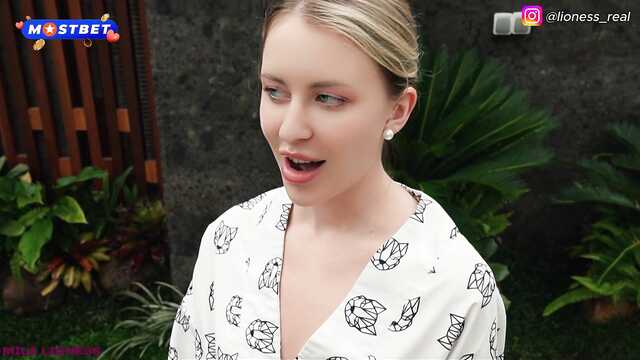 Неверная красотка изменила мужа с садовником