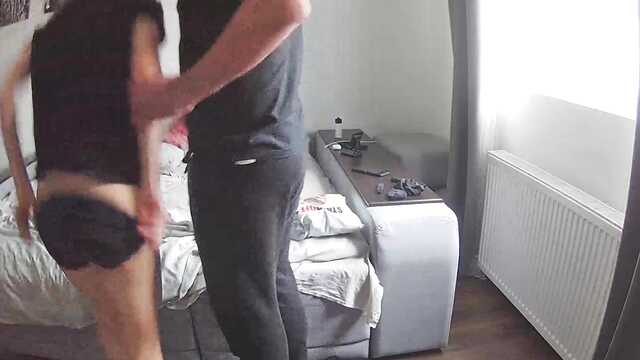 Пока я на работе, моя жена удовлетворяет соседа