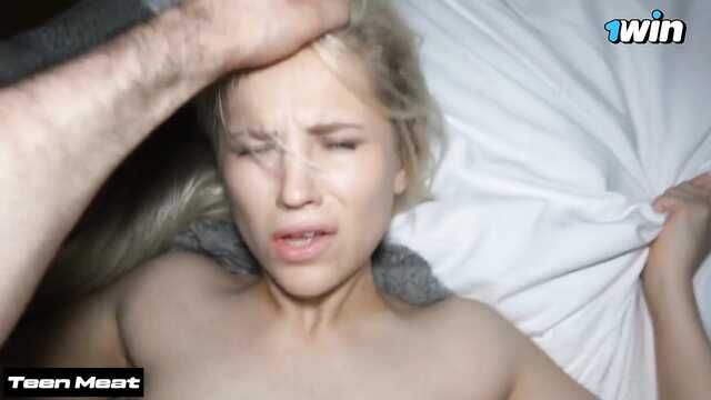 Пока мой пьяный парень спит, я отдаюсь его другу