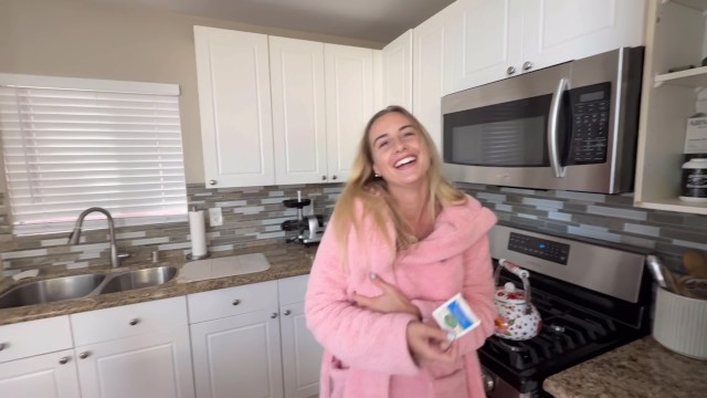 Сестра дрочила клитор и брату пришлось ее трахнуть