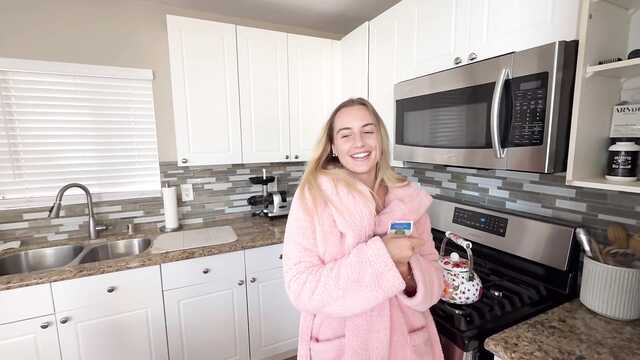 Сестра дрочила клитор и брату пришлось ее трахнуть