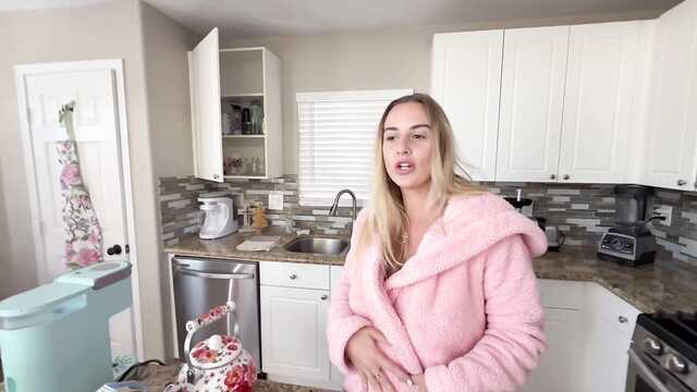 Сестра дрочила клитор и брату пришлось ее трахнуть