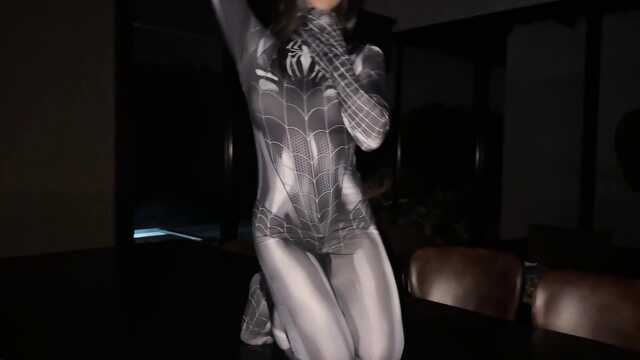 В обтягивающем костюме брюнетка дрочит и кончает