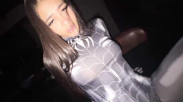 В обтягивающем костюме брюнетка дрочит и кончает