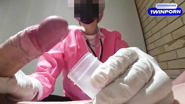 Секси медсестры осматривают член и дрочат очко