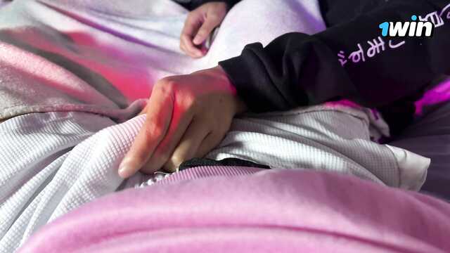 Возбудила брата руками и дала кончить в киску