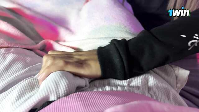 Возбудила брата руками и дала кончить в киску