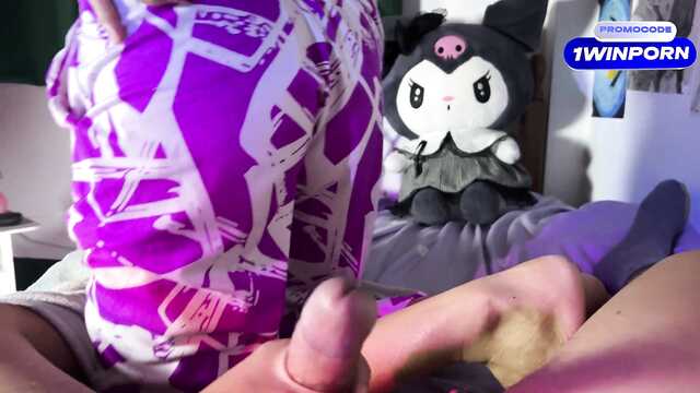 Возбудила брата руками и дала кончить в киску