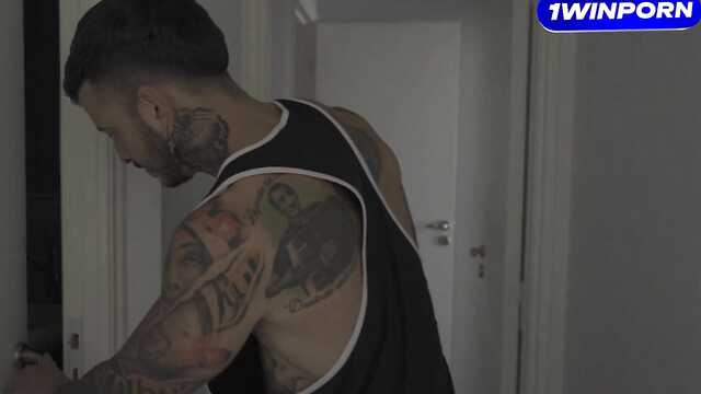 Қара адам жас отбасын трахает