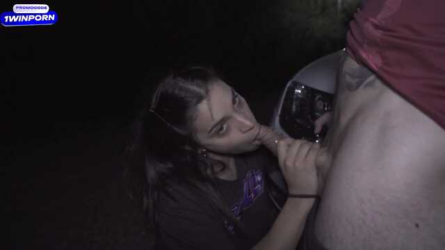 Уличный секс незнакомой пары на капоте авто