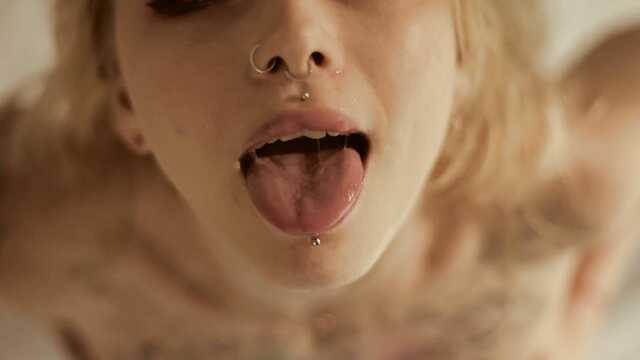 Сборник камшотов: много спермы на лицах и языках