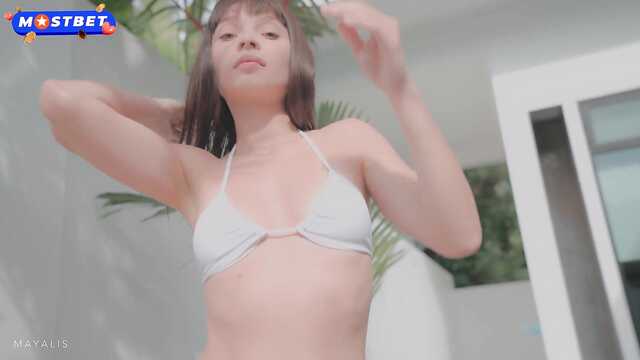 Милая девушка плавает в бассейне и дает незнакомцу