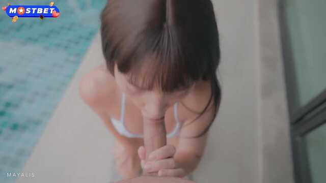 Милая девушка плавает в бассейне и дает незнакомцу