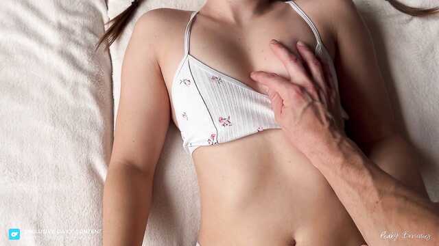 Наездница классно ебется и дает кончить внутрь