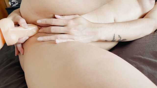 Чтобы кончить, мне приходится дрочить игрушками