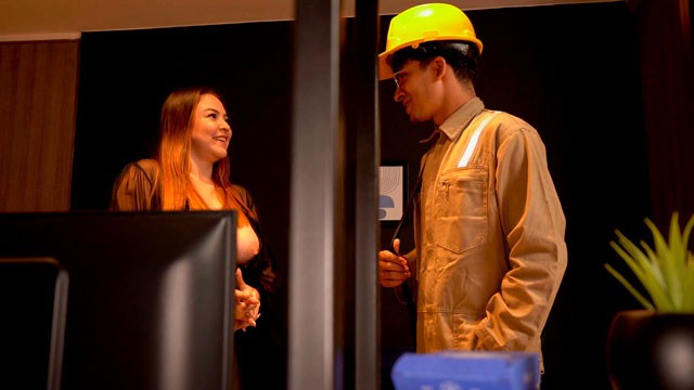 Работник сервиса засадил в замужнюю толстушку