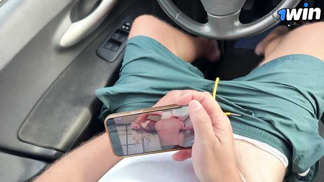 Русая дрочит и сосёт член, пока ее друг в магазине