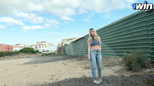 Русая дрочит и сосёт член, пока ее друг в магазине