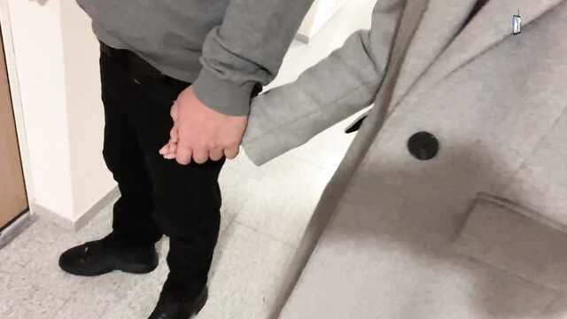 Публичная дрочка в парке закончилась сексом дома