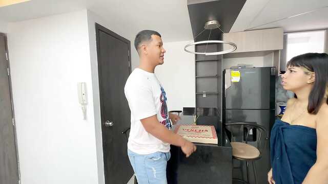 Доставщик пиццы выебал меня, пока муж спал