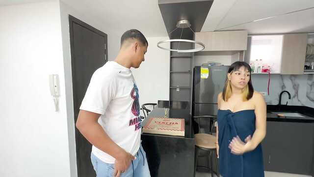 Доставщик пиццы выебал меня, пока муж спал