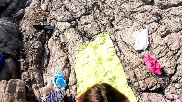 Хотела подрочить на пляже, но была выебана в зад