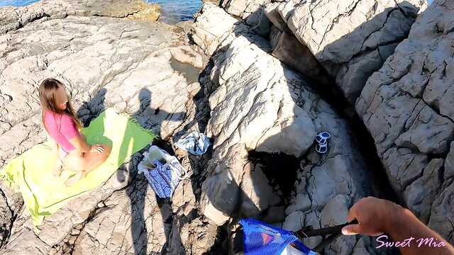 Хотела подрочить на пляже, но была выебана в зад