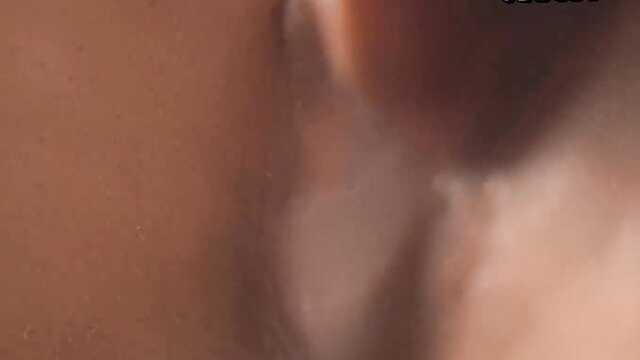 Женушка обильно течет во время проникновения