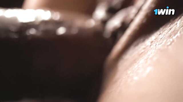 Женушка обильно течет во время проникновения