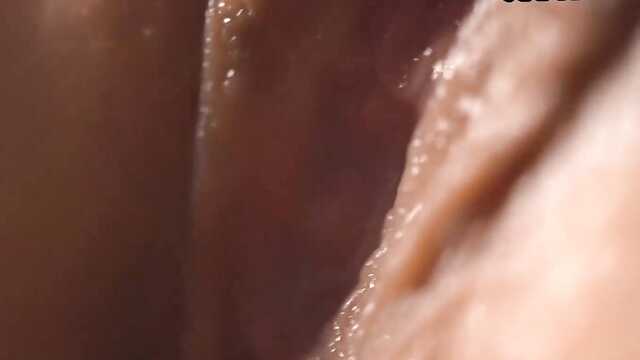 Женушка обильно течет во время проникновения