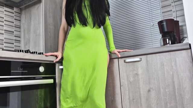 Я наполнил киску мачехи спермой на кухонном столе