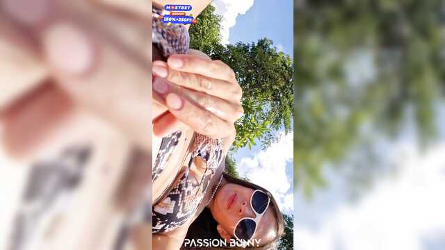 Дрочка в общественном месте закончилась оргазмом