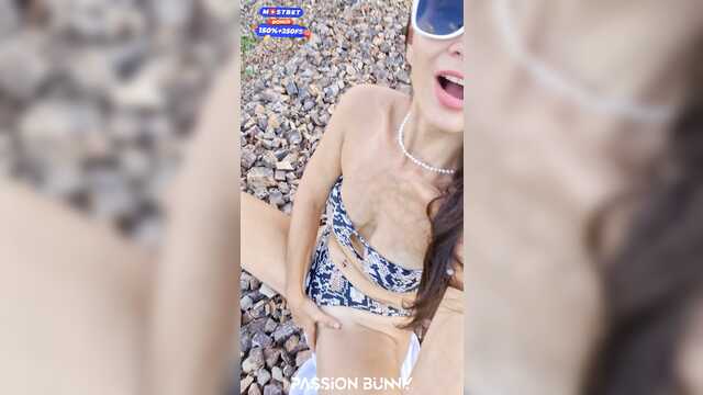 Дрочка в общественном месте закончилась оргазмом