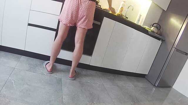 Прямо на кухне домохозяйка встала раком для соседа