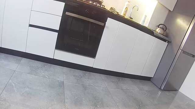 Прямо на кухне домохозяйка встала раком для соседа