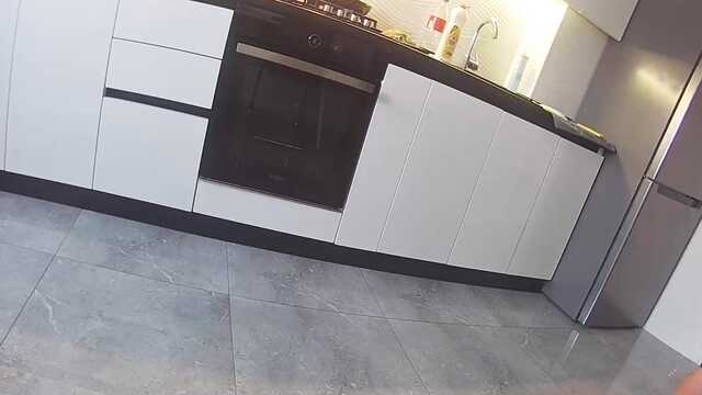 Прямо на кухне домохозяйка встала раком для соседа