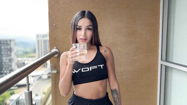 Грубо ебу милую спортсменку и кончаю на зад