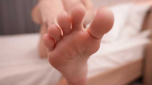 Рассказываю и показываю, как дрочить ступнями