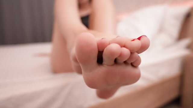 Рассказываю и показываю, как дрочить ступнями