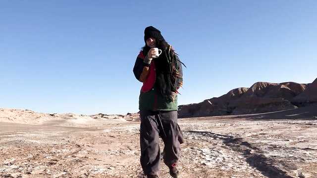 Возбужденные туристы устроили секс на природе