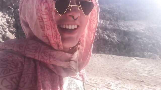 Возбужденные туристы устроили секс на природе