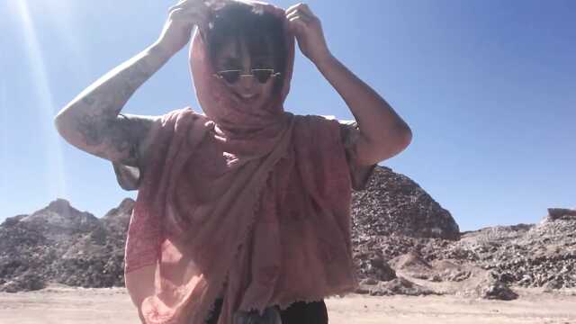 Возбужденные туристы устроили секс на природе